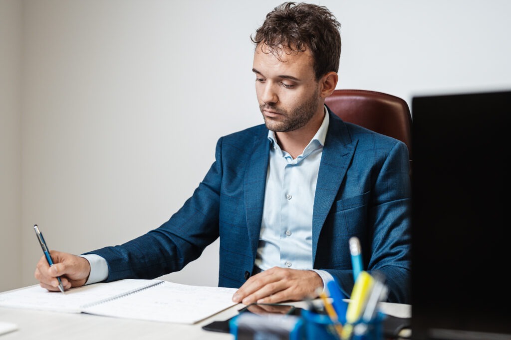 Sebastiano Donatello, consulente Euroansa, mentre si trova al lavoro.