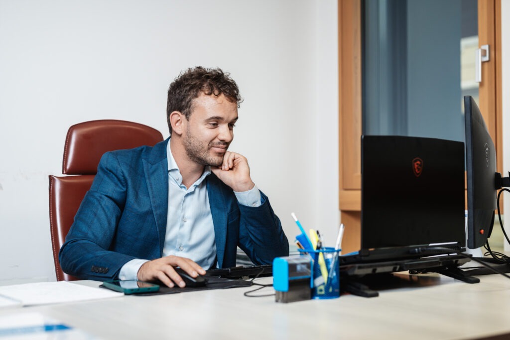Sebastiano Donatello, consulente Euroansa, mentre si trova al lavoro.