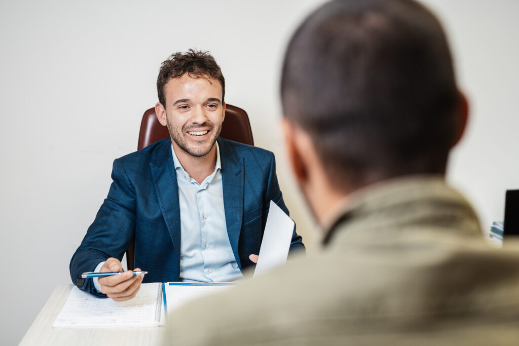 Sebastiano Donatello, consulente Euroansa a Vicenza, mentre aiuta un cliente a richiedere un mutuo prima casa