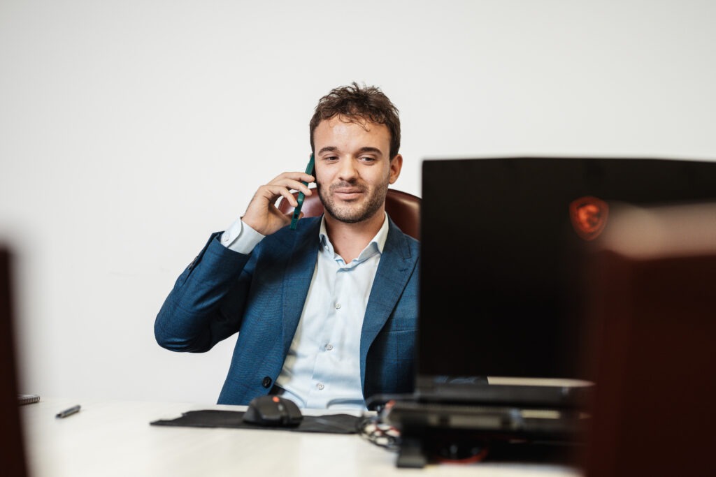 Sebastiano Donatello consulente Euroansa a Vicenza al telefono con un cliente